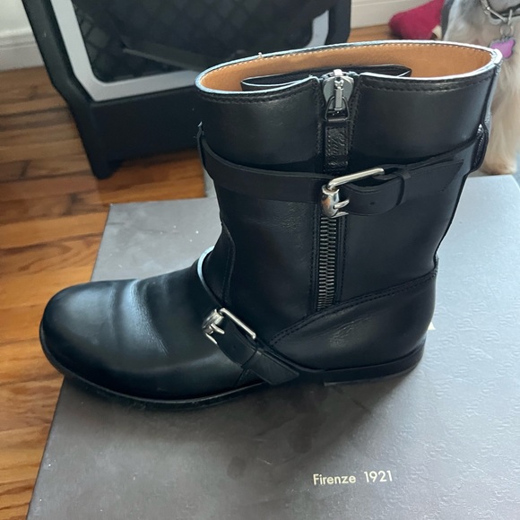 Gucci motorcycle boot it’s a size 9 but it ran a size larger. - Picture 2 of 4